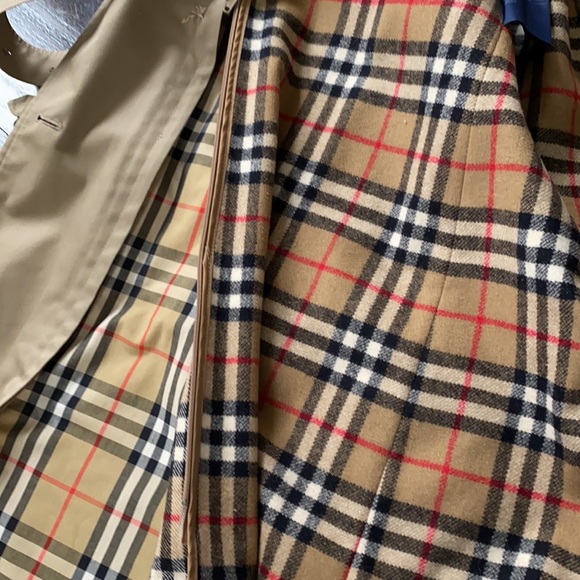 Burberry’s “Burberry” Trench Coat 🧥 - Picture 11 of 15